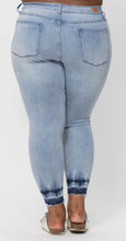 Load image into Gallery viewer, JUDY BLUE PLUS SIZE  TIE DYE AND RELEASE HEM SKINNY
