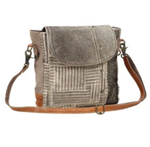 Load image into Gallery viewer, MYRA EDGE FLAP SHOULDER BAG
